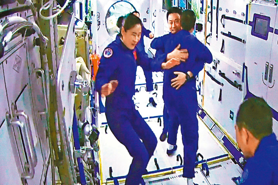 ◆ 神舟十四號航天員劉洋、蔡旭哲在問天實驗艙迎接神舟十五號航天員乘組。 新華社