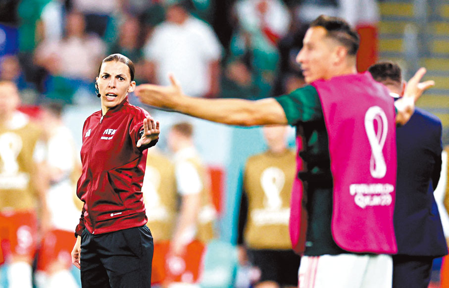 ◆法柏特（左）在上周的世界盃C組分組賽波蘭對墨西哥一役擔任第四球證。 資料圖片