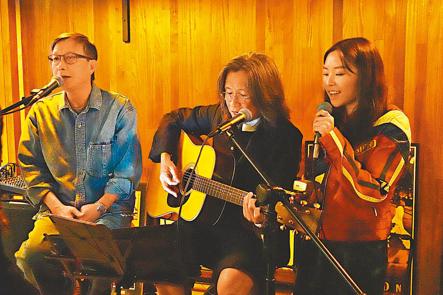 ◆ 導演劉偉強、陳可辛和女兒合唱，感情十足。