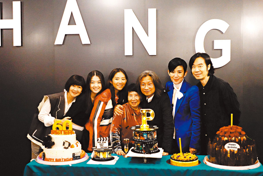 ◆ 君如特別為老公製作生日蛋糕，君如媽媽「冬嬸」（右四）亦有祝賀女婿順利「登六」。