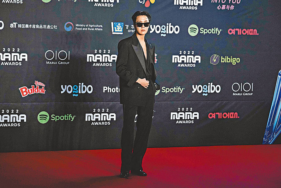 ◆ J-Hope單飛姿態現身，依然十分矚目。