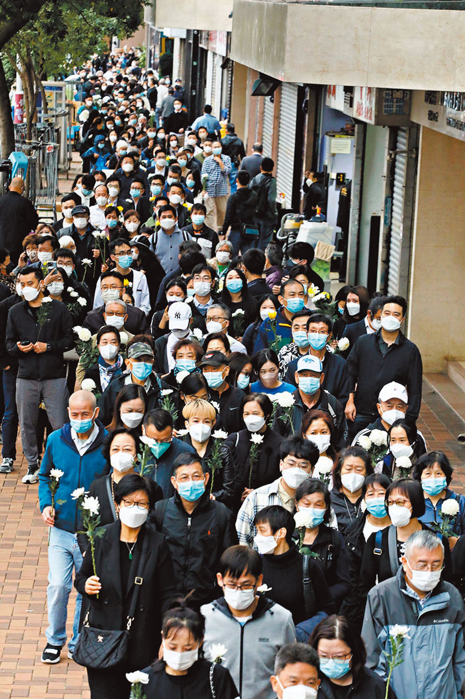 ◆前往中聯辦弔唁的市民默默地緩步前行。香港文匯報記者郭木又  攝