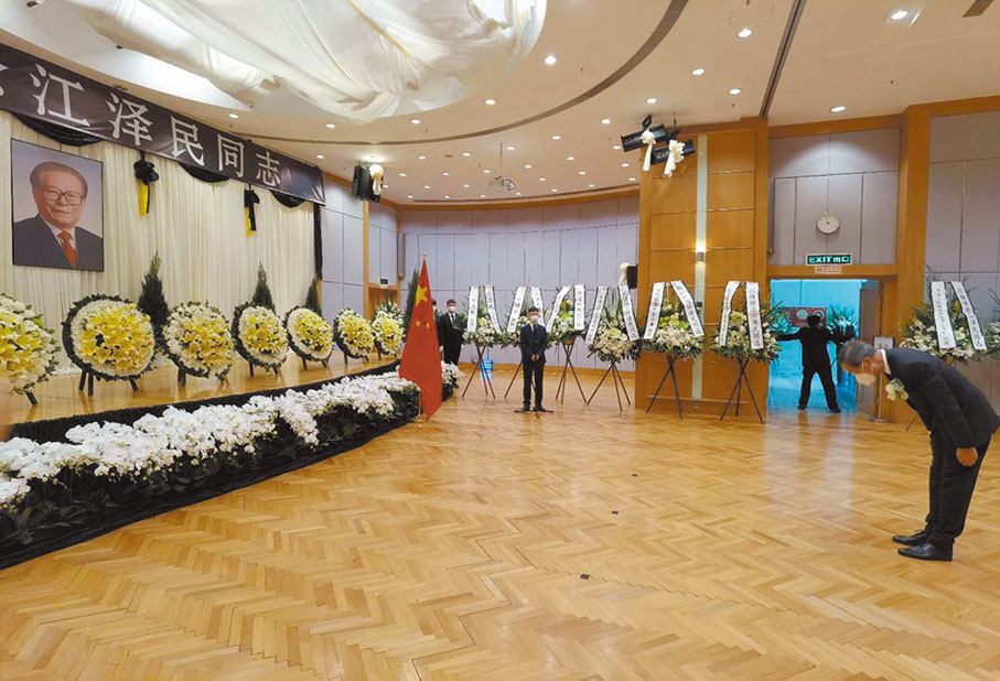 ◆ 梁振英向江澤民遺像鞠躬。  中聯辦圖片