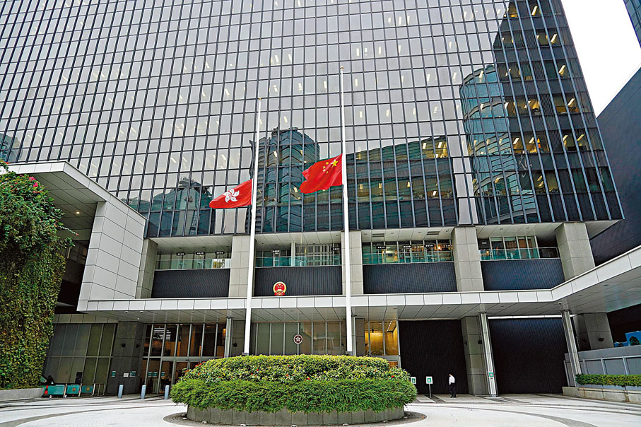 ◆ 特區政府建築物，國旗及區旗下半旗誌哀。香港文匯報記者曾興偉  攝