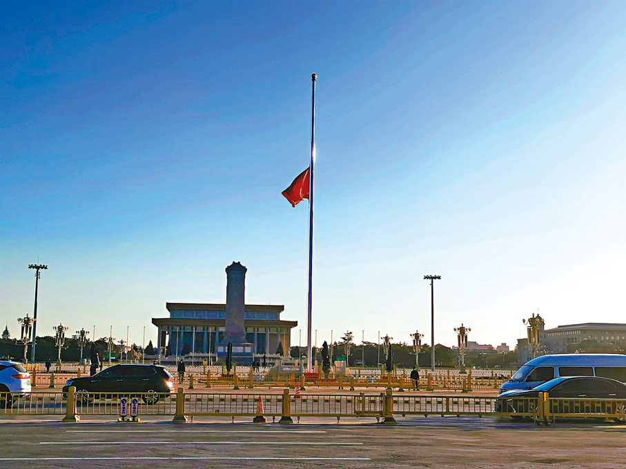 ◆北京天安門下半旗誌哀。香港文匯報記者張帥  攝