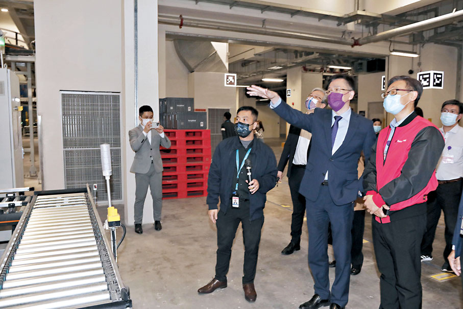 ◆ 孫東參觀先進製造業中心。 香港文匯報記者北山彥  攝