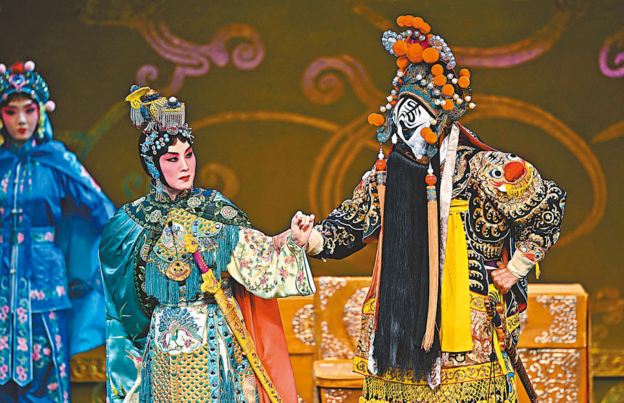 ◆ 項羽與虞姬在四面楚歌下吟唱詩歌的一幕，成為中國文化中的經典。圖為京劇《霸王別姬》中的項羽和虞姬。資料圖片