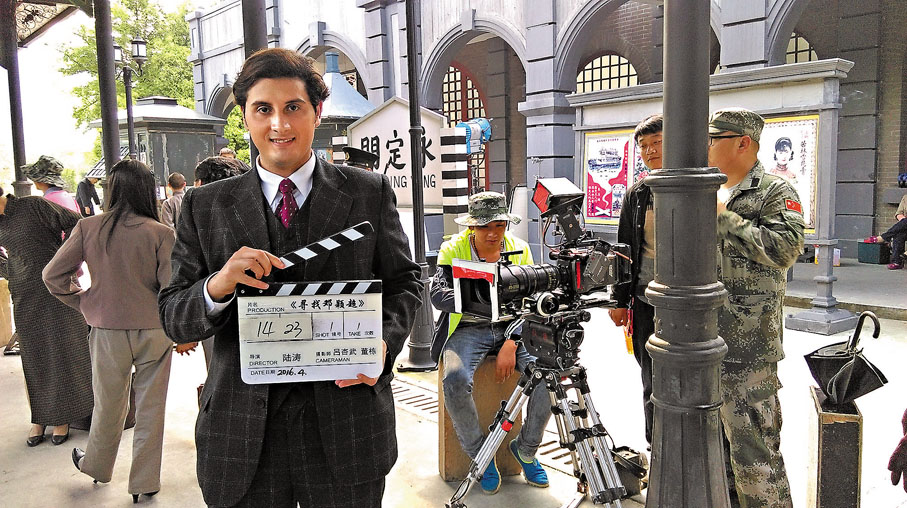 ◆埃米爾在片場認真工作。