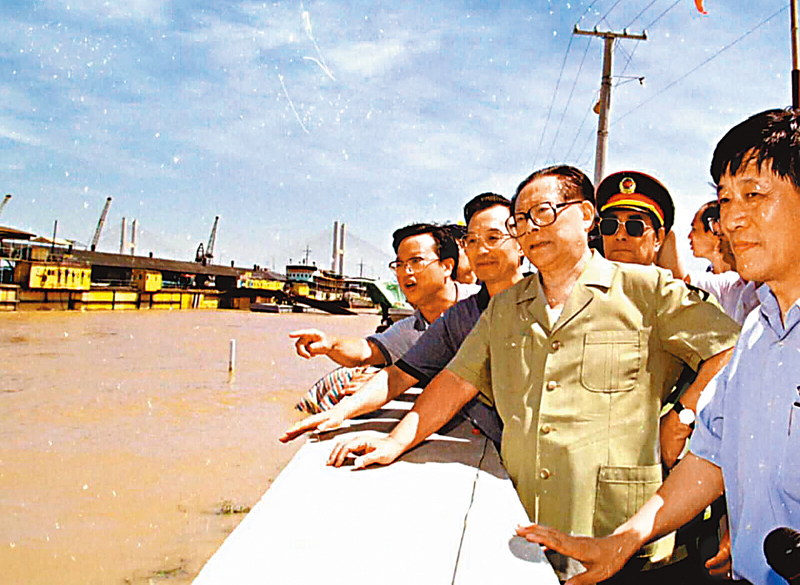 ◆ 1998年8月14日，江澤民在武漢就抗洪決戰作出動員。圖為江澤民在武漢市月亮灣險段察看水情。  資料圖片