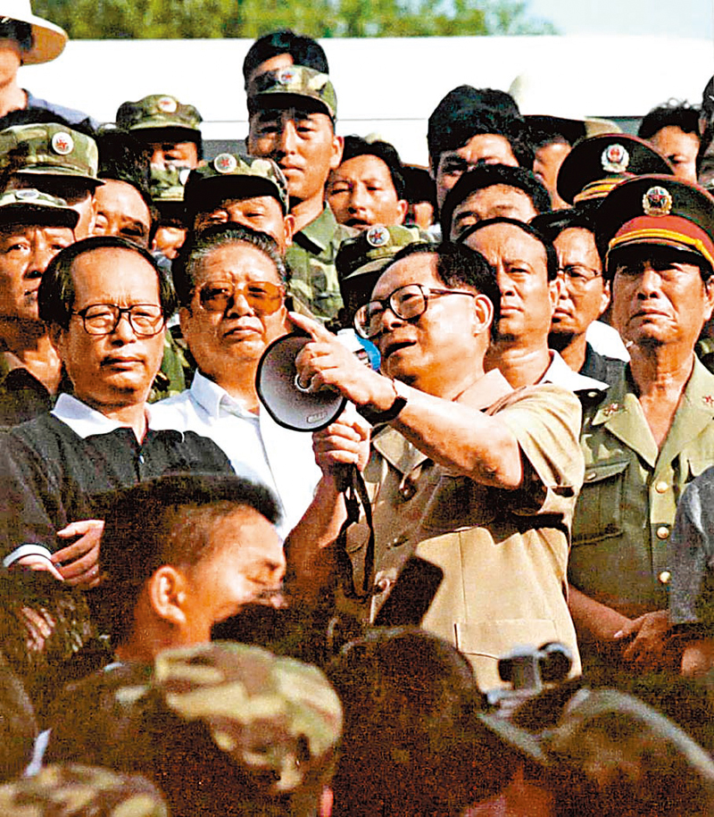 ◆1998年8月13日，江澤民冒着酷暑親臨湖北抗洪搶險第一線指導抗洪搶險。資料圖片