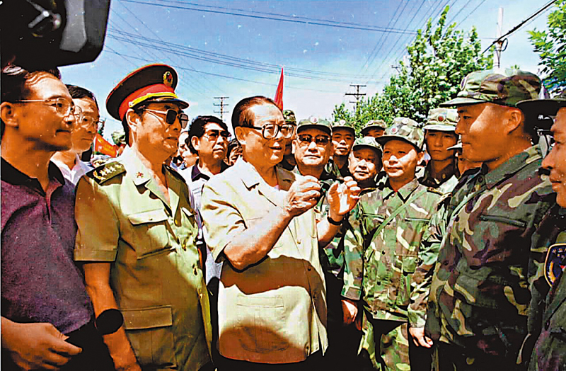 ◆1998年8月14日，江澤民在武漢市龍王廟險段慰問參加抗洪搶險的解放軍某部官兵。 資料圖片