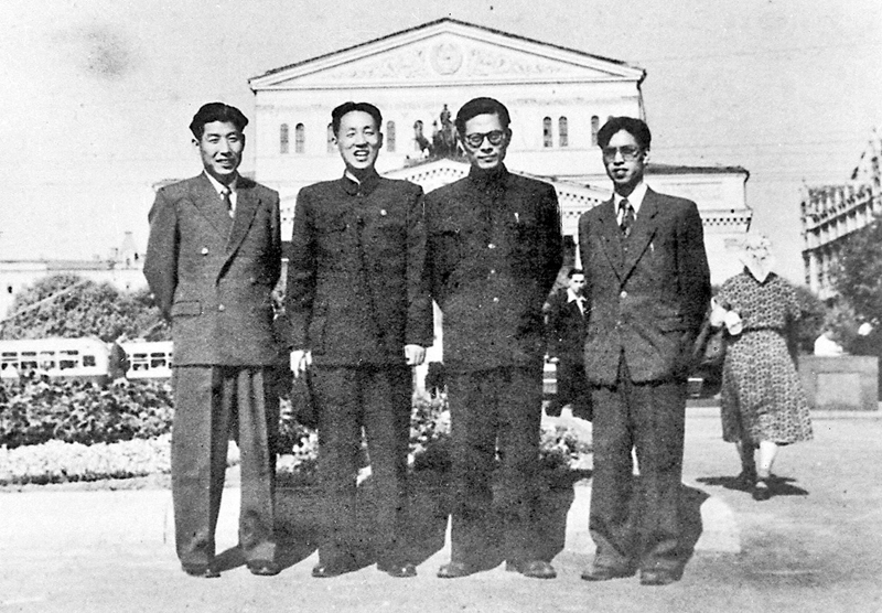 1955年，江澤民到莫斯科斯大林汽車製造廠實習。回國後在長春第一汽車製造廠任動力處副處長、副總動力師和動力分廠廠長等職。圖為江澤民（右二）等在莫斯科合影。