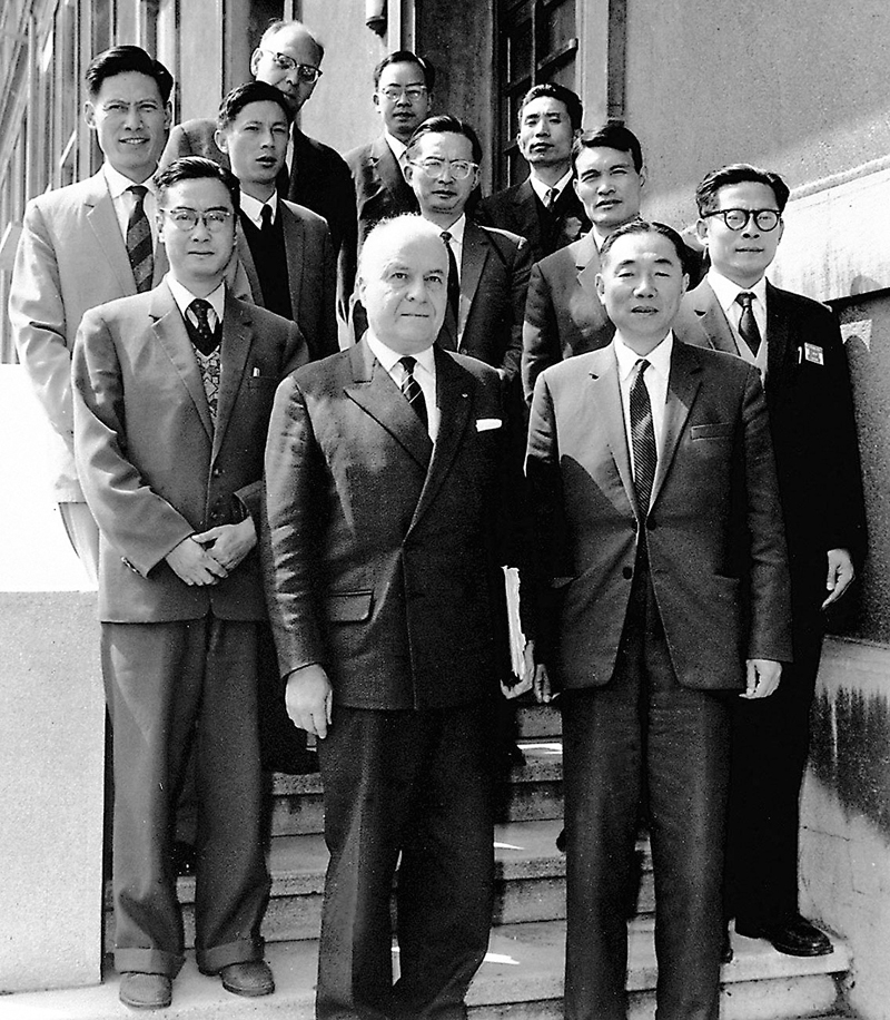 1962年，江澤民調任第一機械工業部上海電器科學研究所副所長。圖為1964年6月，江澤民（二排右一）在法國艾克斯萊班出席國際電工委員會會議期間同與會代表合影。
