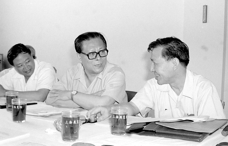1985年，江澤民出任上海市市長、中共上海市委副書記，1987年任中共上海市委書記。圖為他在上海市八屆人大四次會議上。
