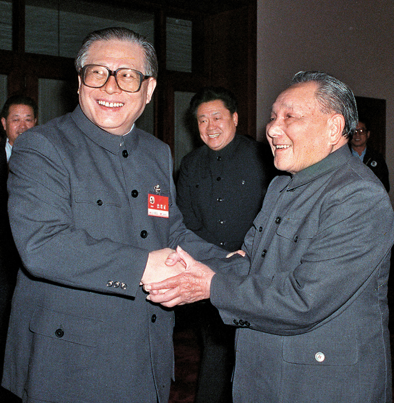 1989年，6月，在中共十三屆四中全會上，江澤民當選為中共中央政治局常委、中央委員會總書記。11月，中共十三屆五中全會決定江澤民為中共中央軍事委員會主席。圖為鄧小平和江澤民親切握手。