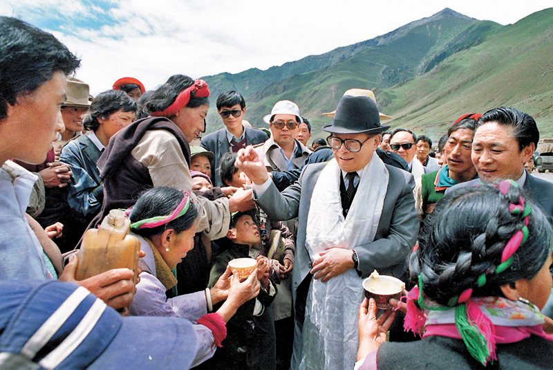 1990年，7月，江澤民與藏族群眾共慶望果節。