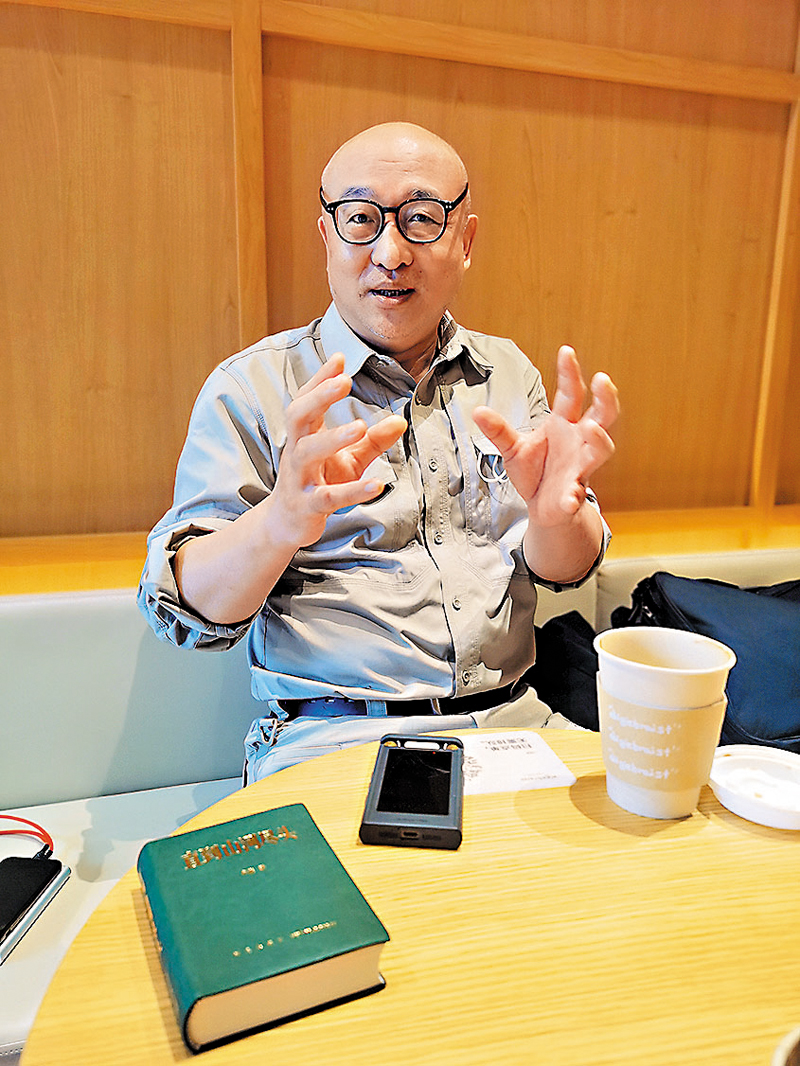 ◆牟森接受本報記者專訪。 茅建興  攝