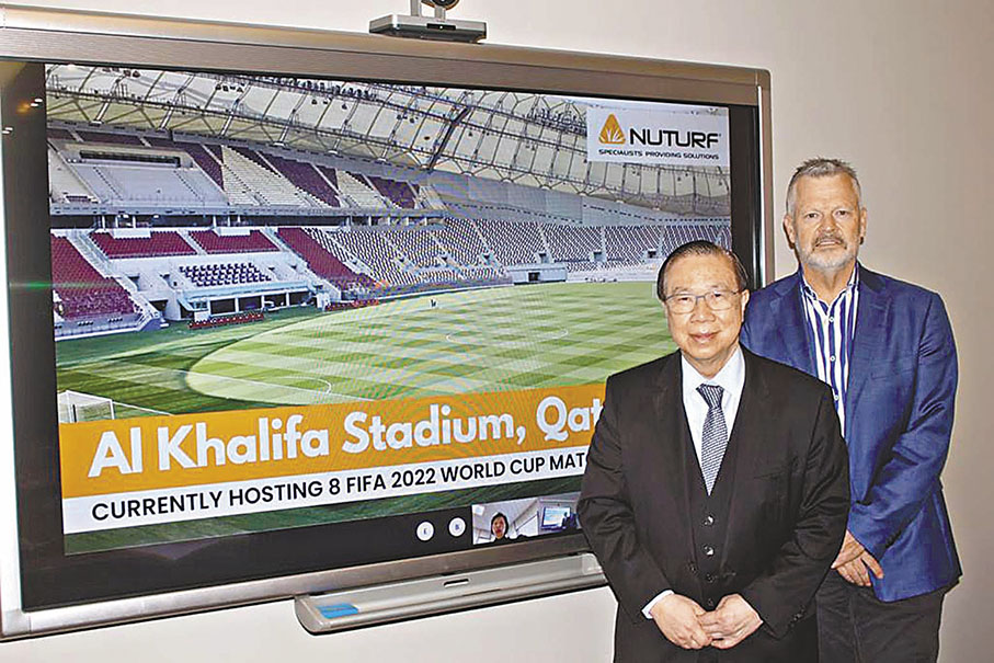 ◆ 長江生命科技總裁甘慶林（左）現正身處澳洲舉行業務會議。 