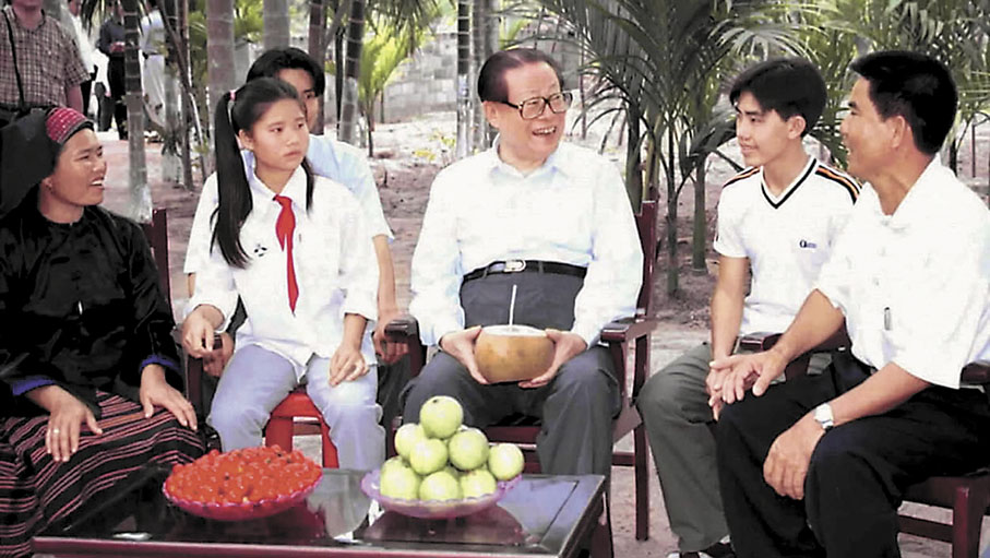 ◆ 2001年2月24日，江澤民在海南三亞市荔枝溝鎮東岸村黎族群眾林桂和家詳細了解農民群眾特別是少數民族群眾的生活情況。 資料圖片