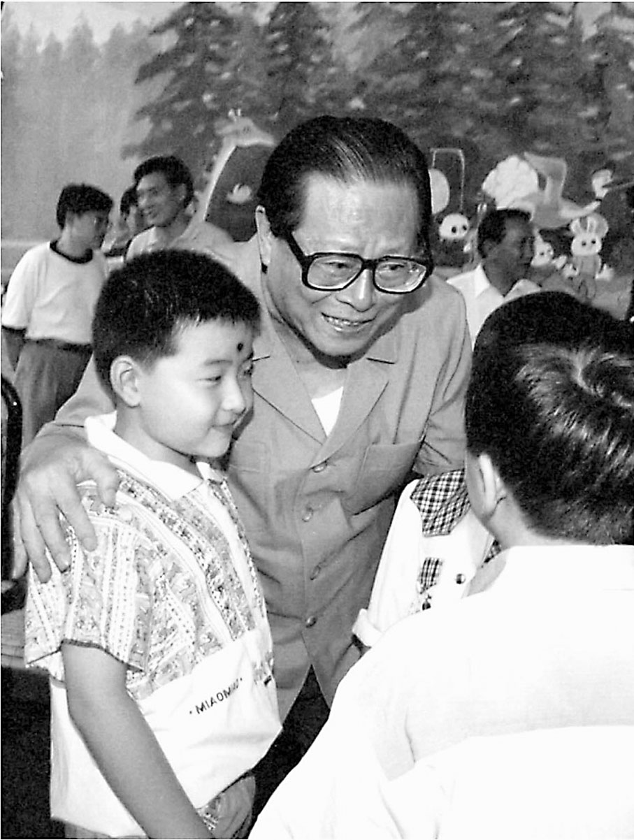 ◆ 1996年7月26日，江澤民在唐山考察。圖為江澤民看望唐山第四幼兒園的孩子們。 資料圖片