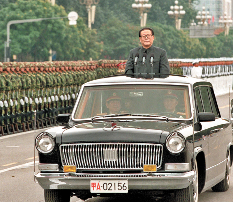 1999年10月1日，中華人民共和國成立50周年盛大慶典在北京天安門廣場舉行。江澤民檢閱由人民解放軍陸海空三軍和人民武裝警察部隊、民兵預備役部隊組成的地面方隊。