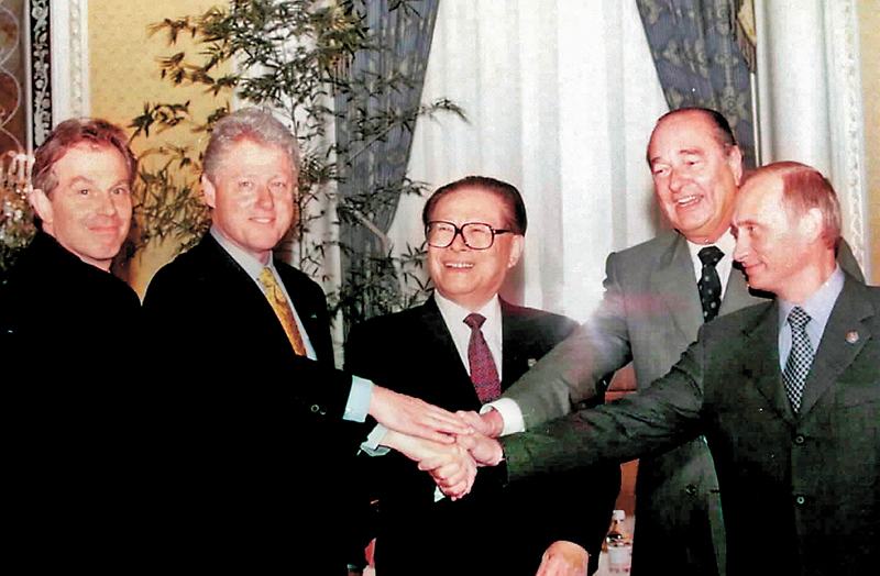 2000年9月7日，由中國倡議的聯合國安理會五個常任理事國首腦會議在紐約舉行。江澤民（中）同法國總統希拉克（右二）、俄羅斯總統普京（右一）、英國首相布萊爾（左一）、美國總統克林頓（左二）握手合影。