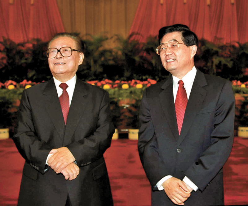 2002年11月15日，江澤民、胡錦濤在北京人民大會堂親切會見出席黨的十六大代表、特邀代表和列席人員並發表重要講話。