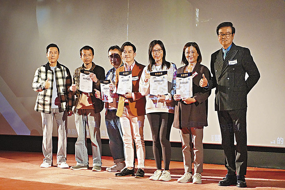 ◆前無綫藝員馮奕森(中)上台領證書。