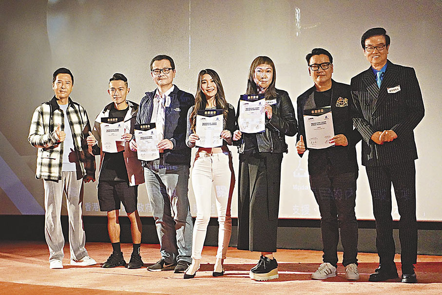 ◆漢洋(右二)是藝人畢業生之一。