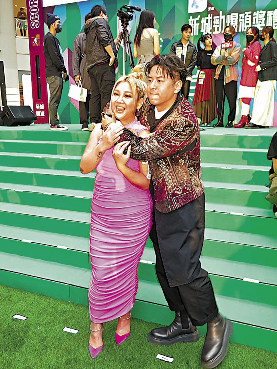 ◆許廷鏗和鄭欣宜老友見面攬頭攬頸。
