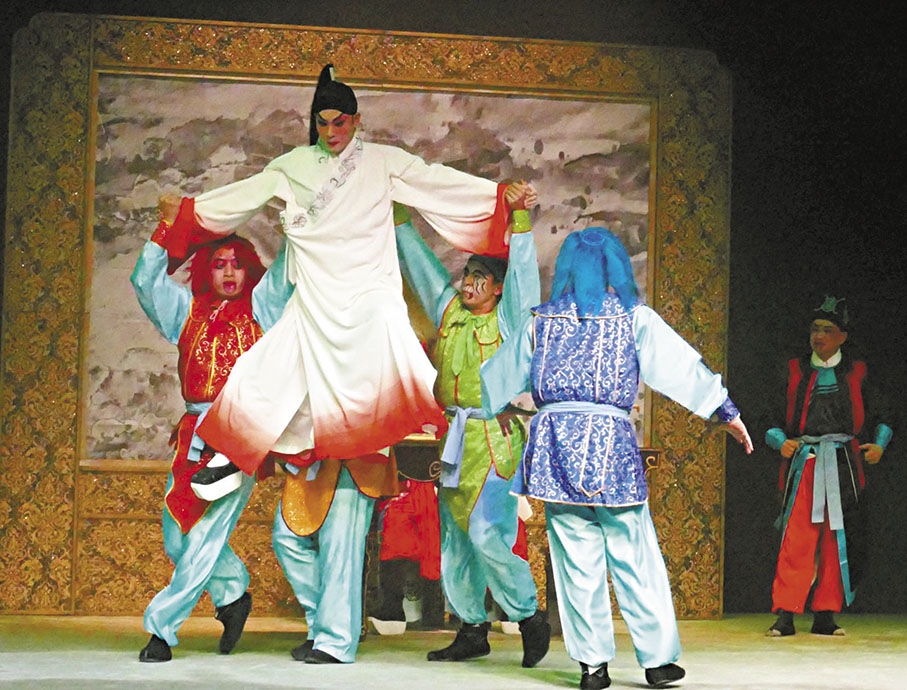 ◆梁兆明在《連城》一劇中和小鬼們的武場演繹。