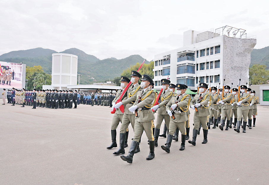 ◆保安局昨日帶領轄下六個紀律部隊及其輔助部隊屬下的青年團隊聯同其他青少年制服團體，在海關學院舉行憲法公布實施40周年升旗儀式。圖為紀律部隊儀仗隊、護旗方隊以中式步操進場。 中新社