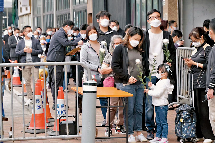 ◆香港市民排隊等候到獻花處弔唁江澤民同志。中聯辦網站圖片