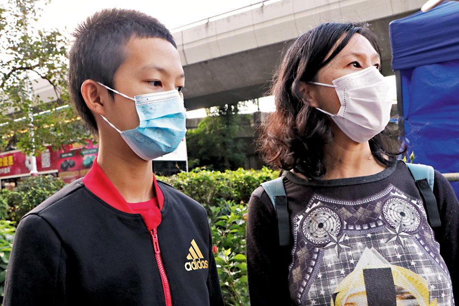 ◆吳小姐希望藉獻花悼念，讓兒子對國家的歷史有更多的認識。香港文匯報記者北山彥  攝