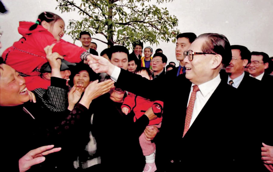 ◆ 2000年 2月25日，江澤民在深圳考察時，與市民在一起。　 資料圖片