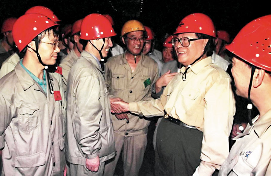 ◆1999年8月14日，江澤民在鞍山鋼鐵集團公司考察。 資料圖片