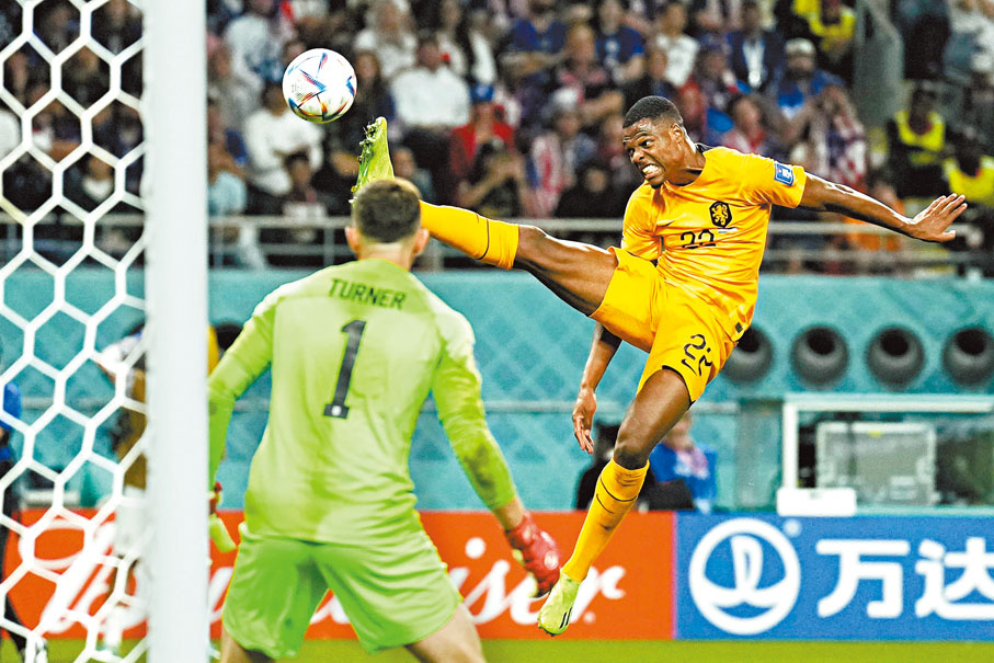 ◆翼衛杜費斯（右）2助攻1入球，助荷蘭力克美國隊晉級。 美聯社