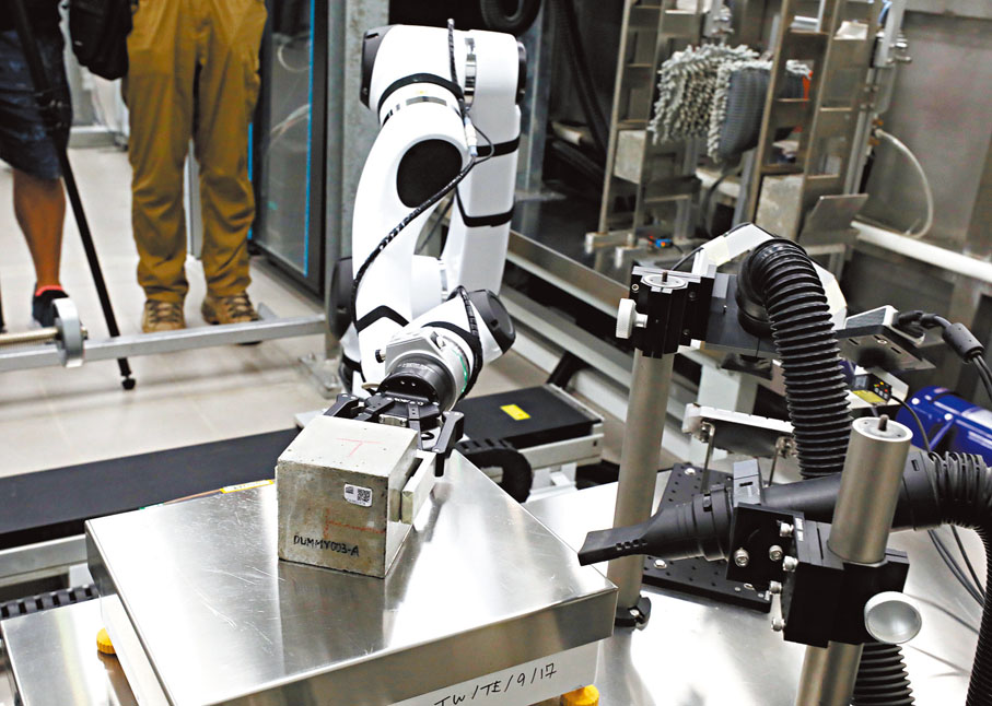 ◆自動混凝土磚測試系統示範測試過程。香港文匯報記者郭木又  攝