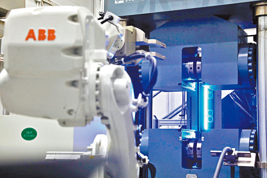 ◆自動鋼筋測試系統示範測試過程。香港文匯報記者郭木又  攝