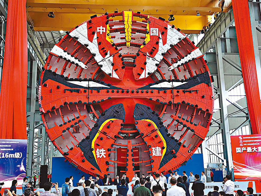 ◆ 「京華號」盾構機刀盤塗裝融入紅色京劇臉譜，代表「忠勇義烈」。 作者供圖