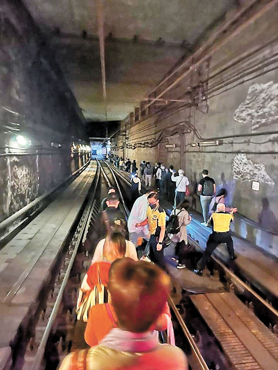 ◆事故後，約1,500名乘客需由職員安排經車頭緊急出口沿路軌步行到將軍澳站月台離開。網上圖片