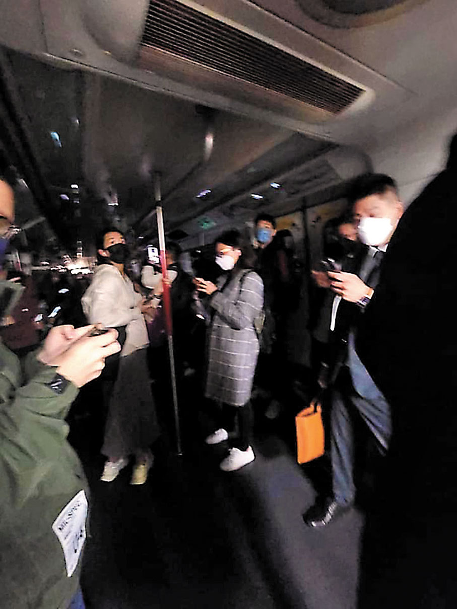 ◆事故後乘客在漆黑一片的車廂內用手機打燈照明。 網上圖片