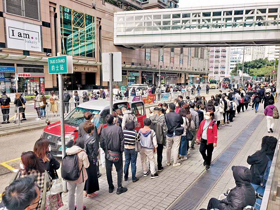 ◆寶琳地鐵站外，的士站大排長龍。 香港文匯報記者劉友光  攝