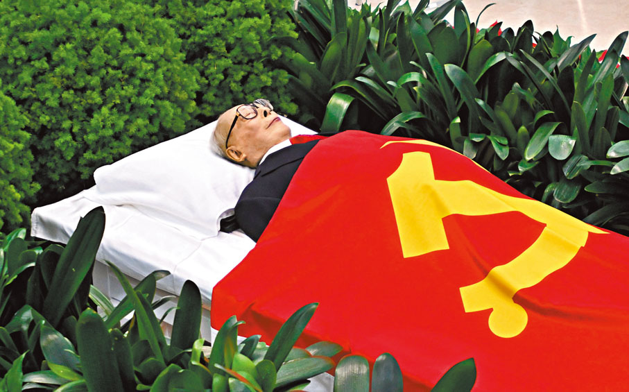 ◆12月5日，江澤民同志的遺體安臥在鮮花翠柏叢中，身上覆蓋鮮紅的中國共產黨黨旗。 新華社