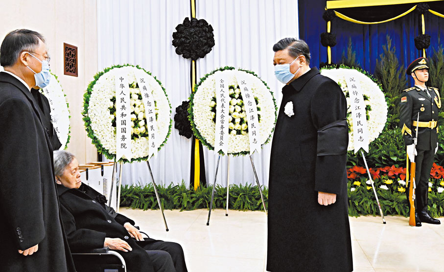 ◆12月5日，江澤民同志的遺體在北京火化。這是習近平向江澤民同志的夫人王冶坪和親屬表示深切慰問。新華社