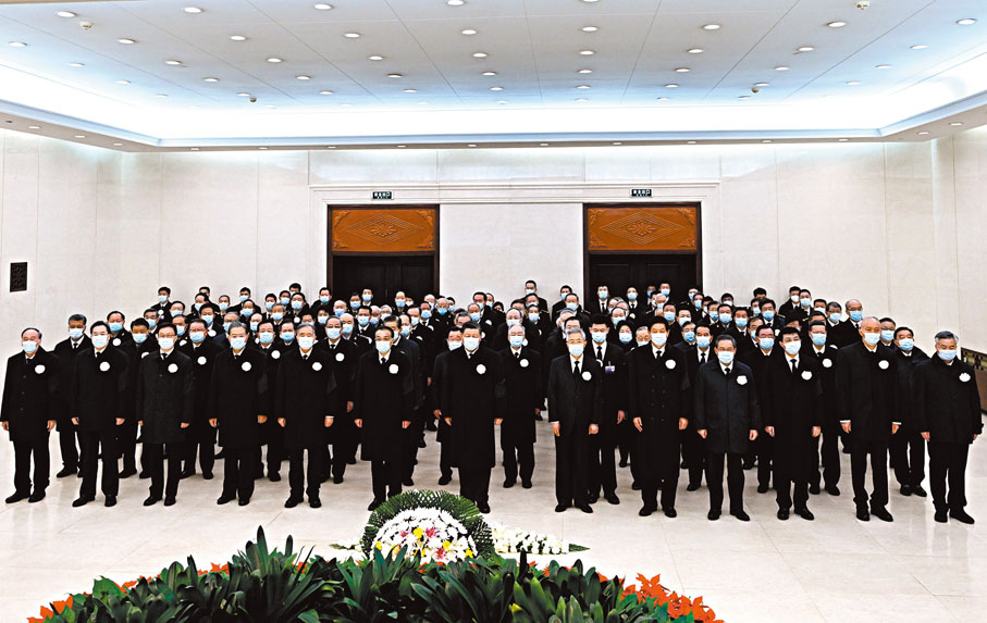 ◆ 12月5日，江澤民同志的遺體在北京火化。這是習近平、李克強、栗戰書、汪洋、李強、趙樂際、王滬寧、韓正、蔡奇、丁薛祥、李希、王岐山、胡錦濤等到中國人民解放軍總醫院為江澤民同志送別。 新華社