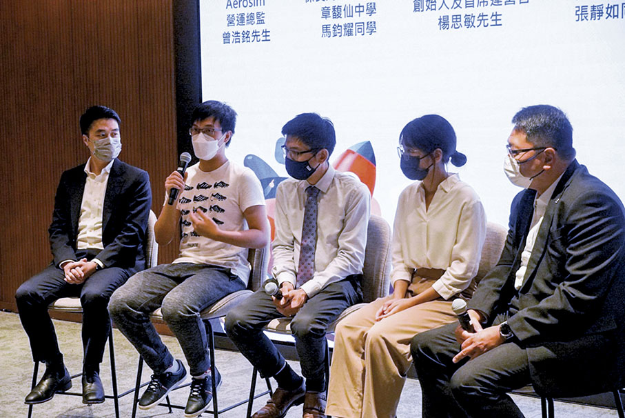 ◆ 查毅超（右一）和參與今次體驗的學生，以及創科企業代表於閉幕畢業儀式當天與傳媒分享。左起為曾浩銘、馬鈞耀、楊思敏、張靜如。