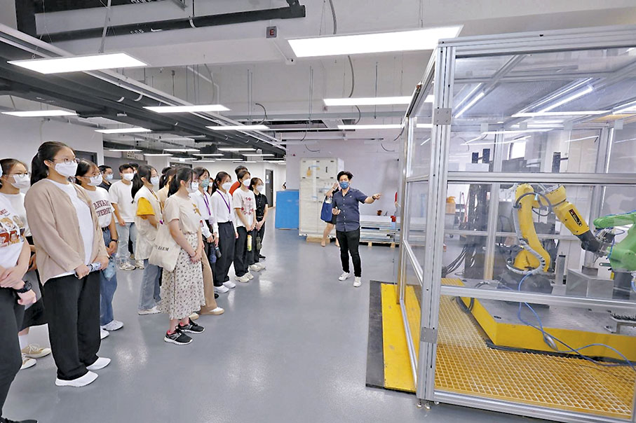 ◆ 學生們參觀醫療用品製造中心內的Koln3D，了解香港生物醫藥科技的發展。