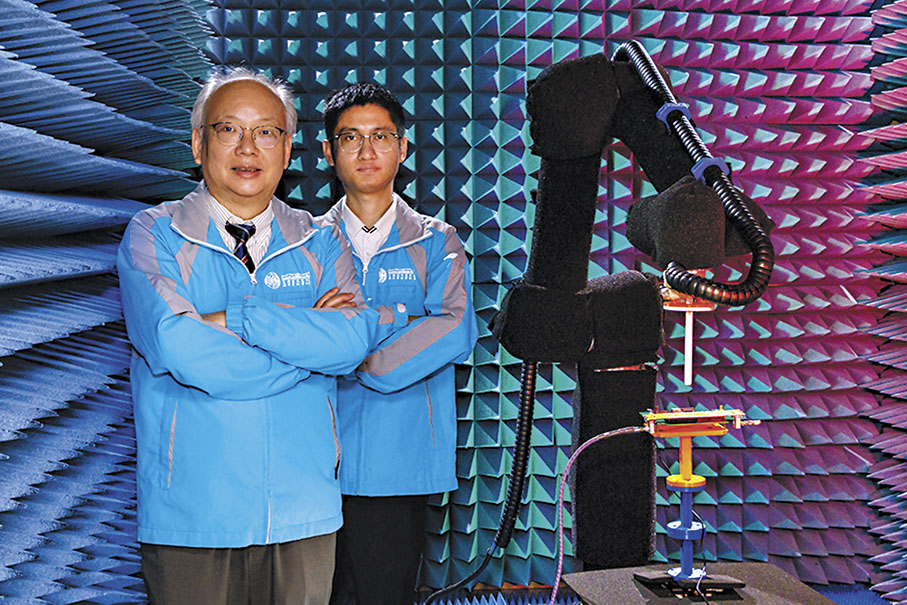 ◆ 陳志豪（左）、吳耿波和東南大學的研究員開發出新一代天線。 城大圖片