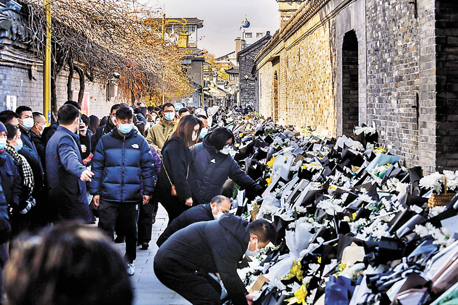 ◆12月6日上午，前來揚州江澤民舊居前獻花悼念的民眾絡繹不絕。香港文匯報特約通訊員許衛  攝